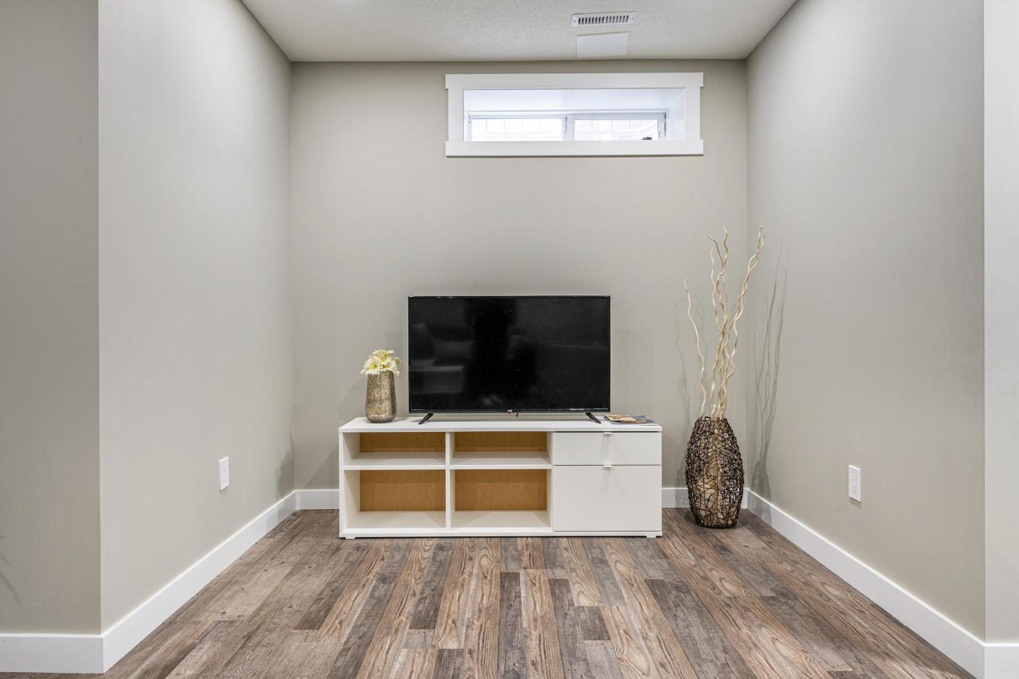 Modern 2 Bedroom Basement Suite With Laundry YYC Exteriér fotografie