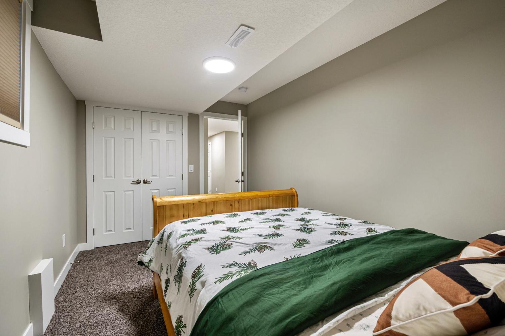 Modern 2 Bedroom Basement Suite With Laundry YYC Exteriér fotografie