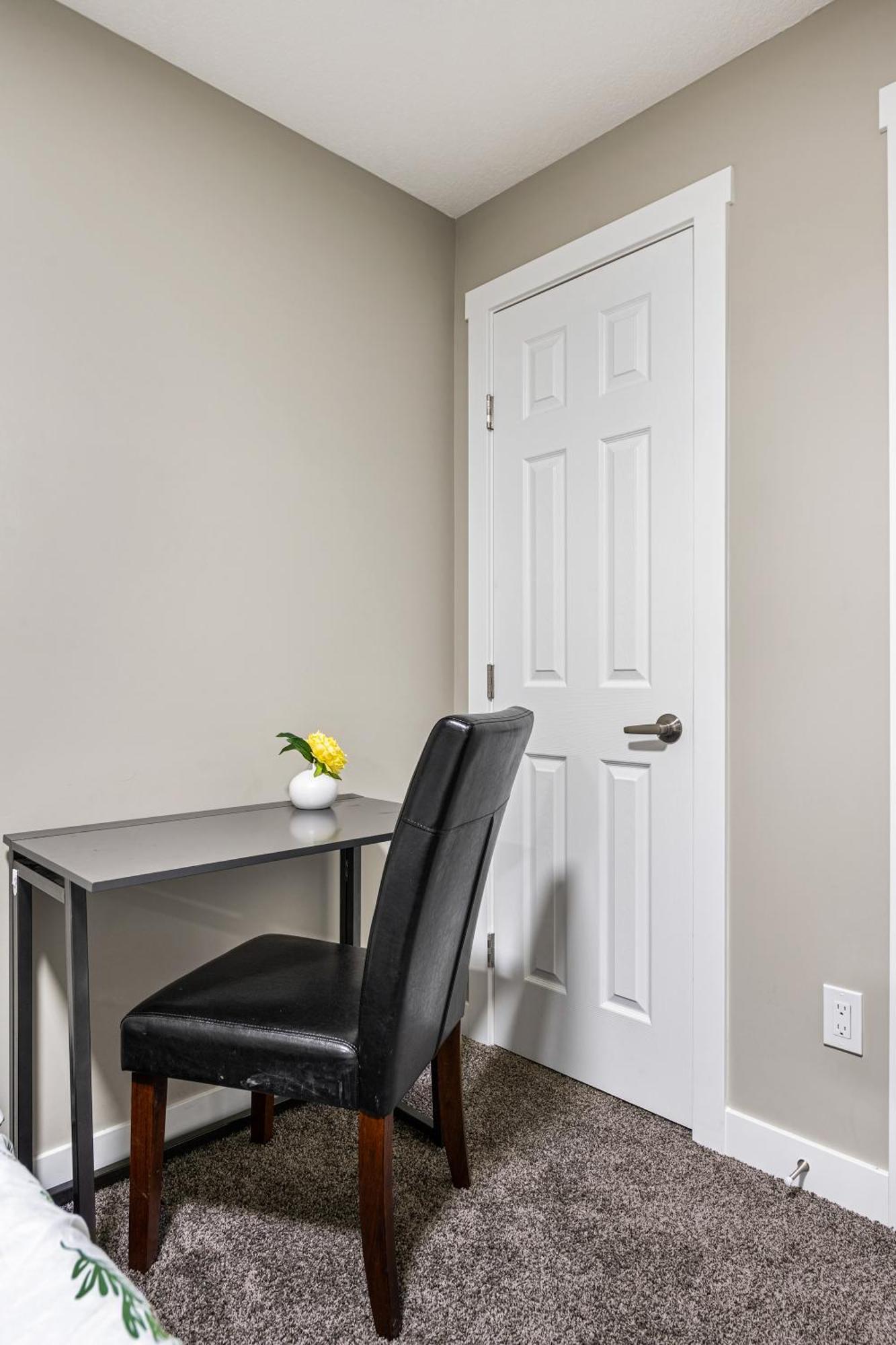 Modern 2 Bedroom Basement Suite With Laundry YYC Exteriér fotografie